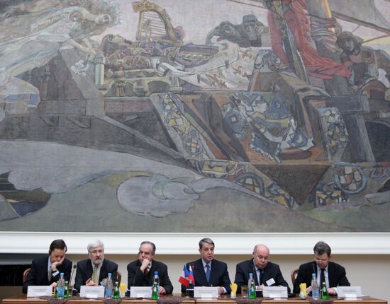 Russian, French culture ministers meet with culture figures