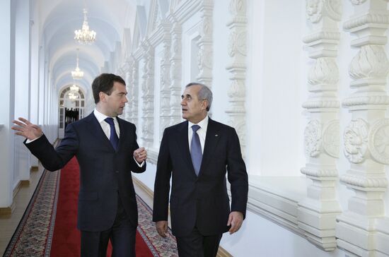 Dmitry Medvedev meets with Michel Suleiman