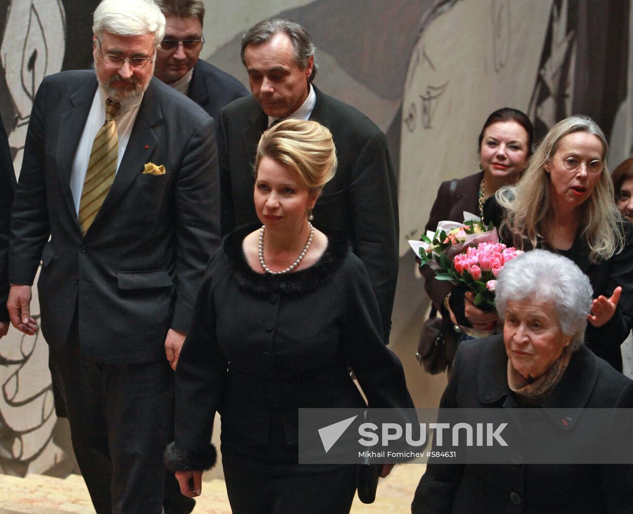 Svetlana Medvedeva attends Picasso. Moscow art exhibition