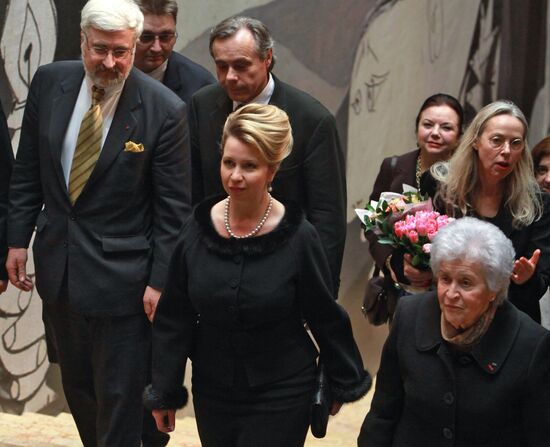 Svetlana Medvedeva attends Picasso. Moscow art exhibition