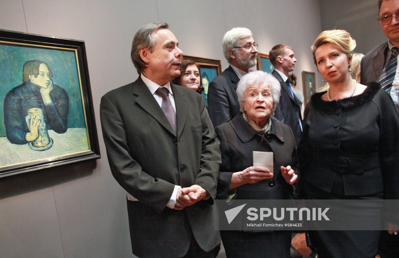 Svetlana Medvedeva attends Picasso. Moscow art exhibition