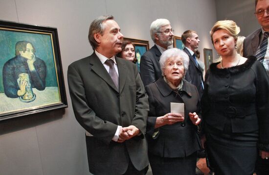 Svetlana Medvedeva attends Picasso. Moscow art exhibition