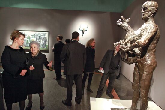 Svetlana Medvedeva attends Picasso. Moscow art exhibition