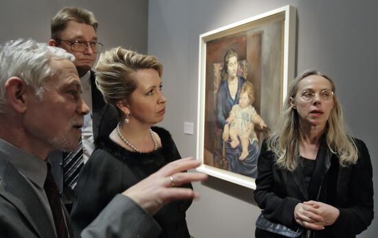 Svetlana Medvedeva attends Picasso. Moscow art exhibition