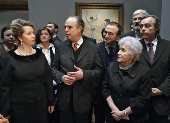Svetlana Medvedeva attends Picasso. Moscow art exhibition