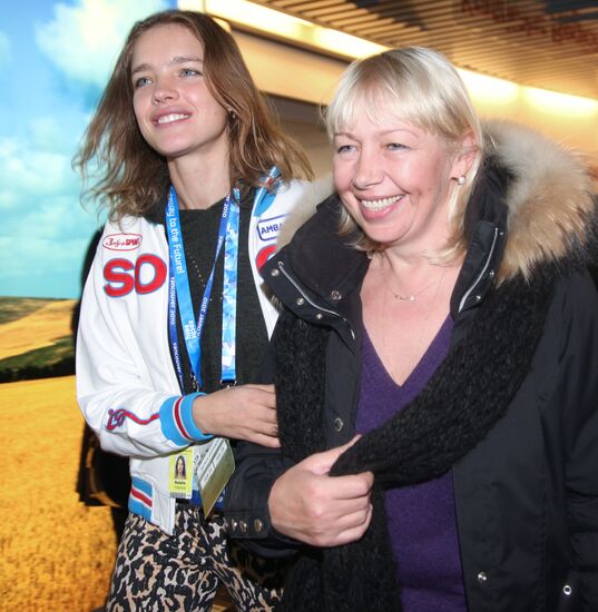 Natalya Vodyanova with her mother, Larisa