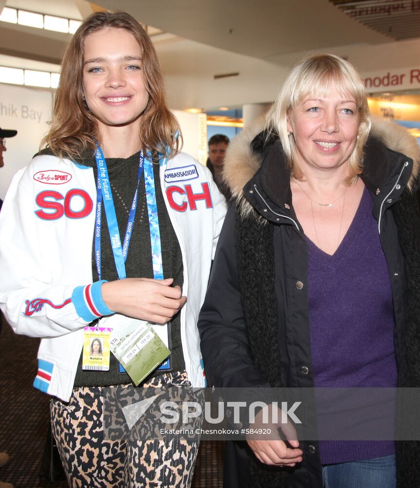 Natalya Vodyanova with her mother, Larisa