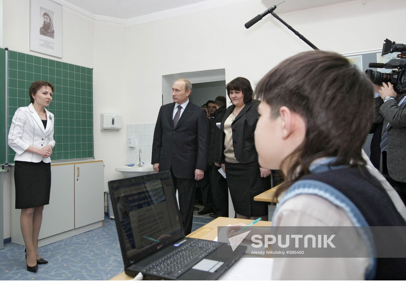 Vladimir Putin visits school in Tyumen