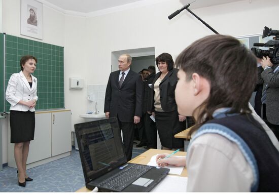 Vladimir Putin visits school in Tyumen