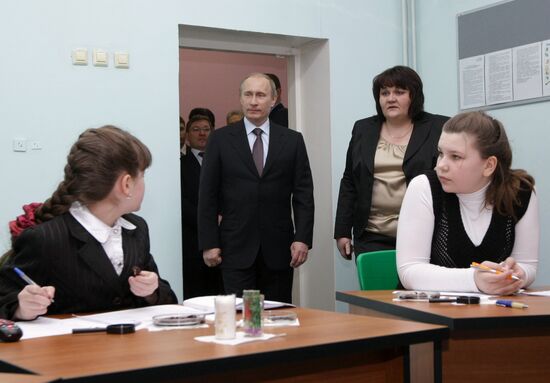 Vladimir Putin visits school in Tyumen