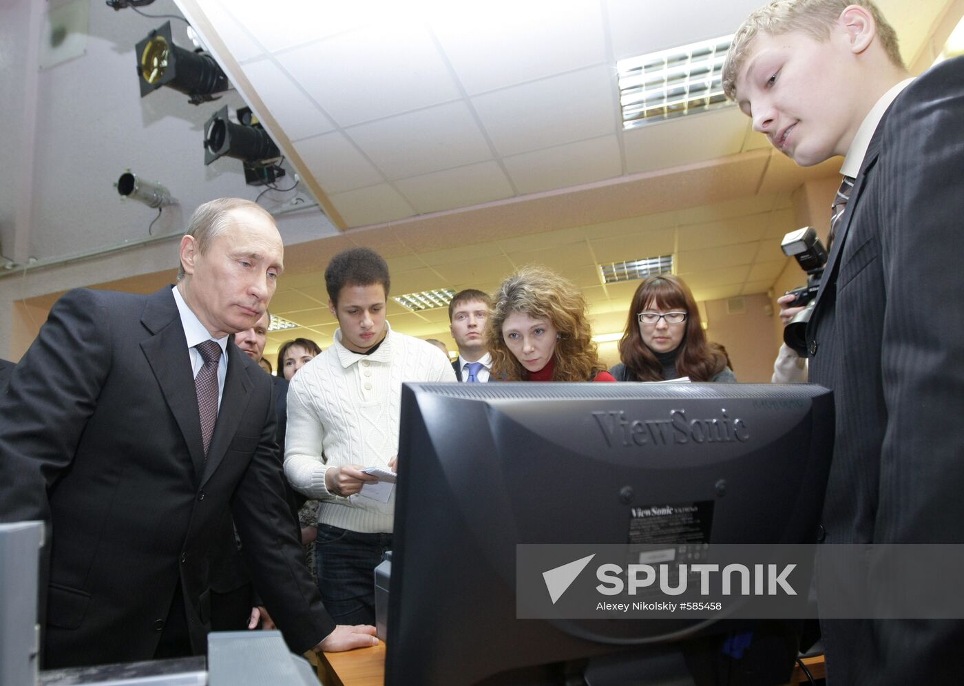 Vladimir Putin visits school in Tyumen