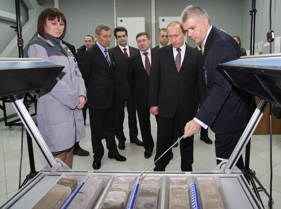 Vladimir Putin visits Tyumen Oil Research Center