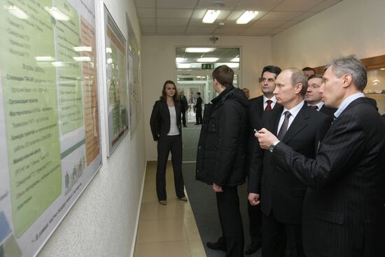Vladimir Putin visits Tyumen Oil Research Center