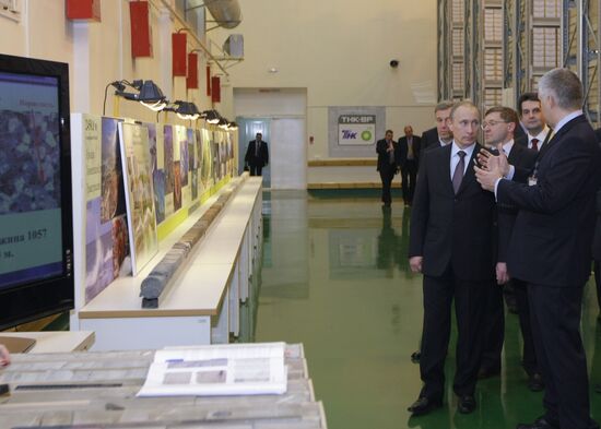 Vladimir Putin visits Tyumen Oil Research Center