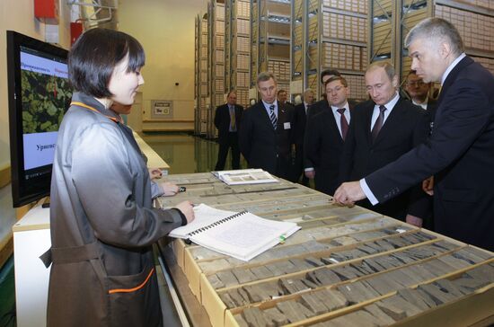 Vladimir Putin visits Tyumen Oil Research Center