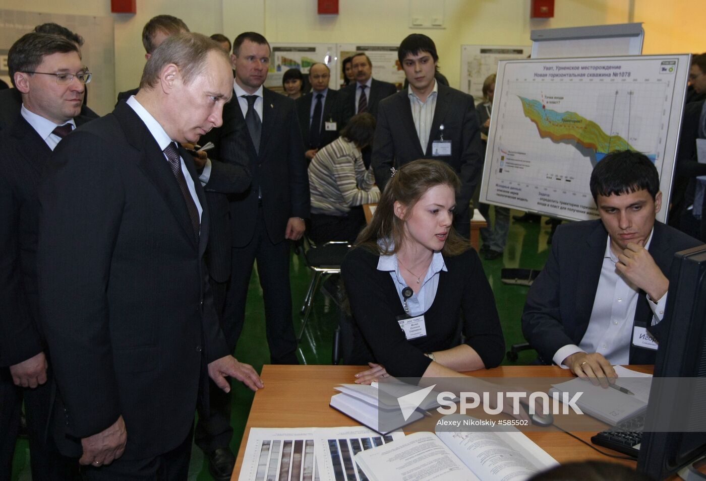 Vladimir Putin visits Tyumen Oil Research Center