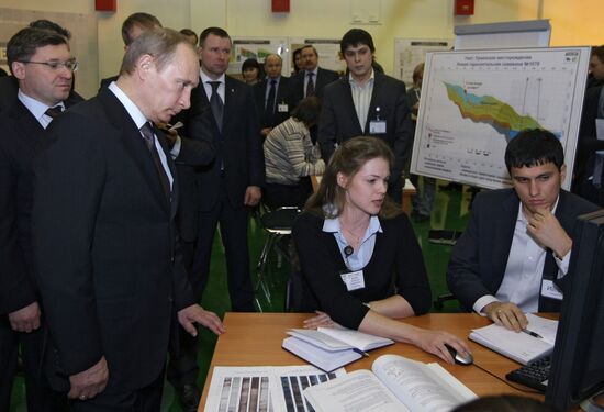 Vladimir Putin visits Tyumen Oil Research Center