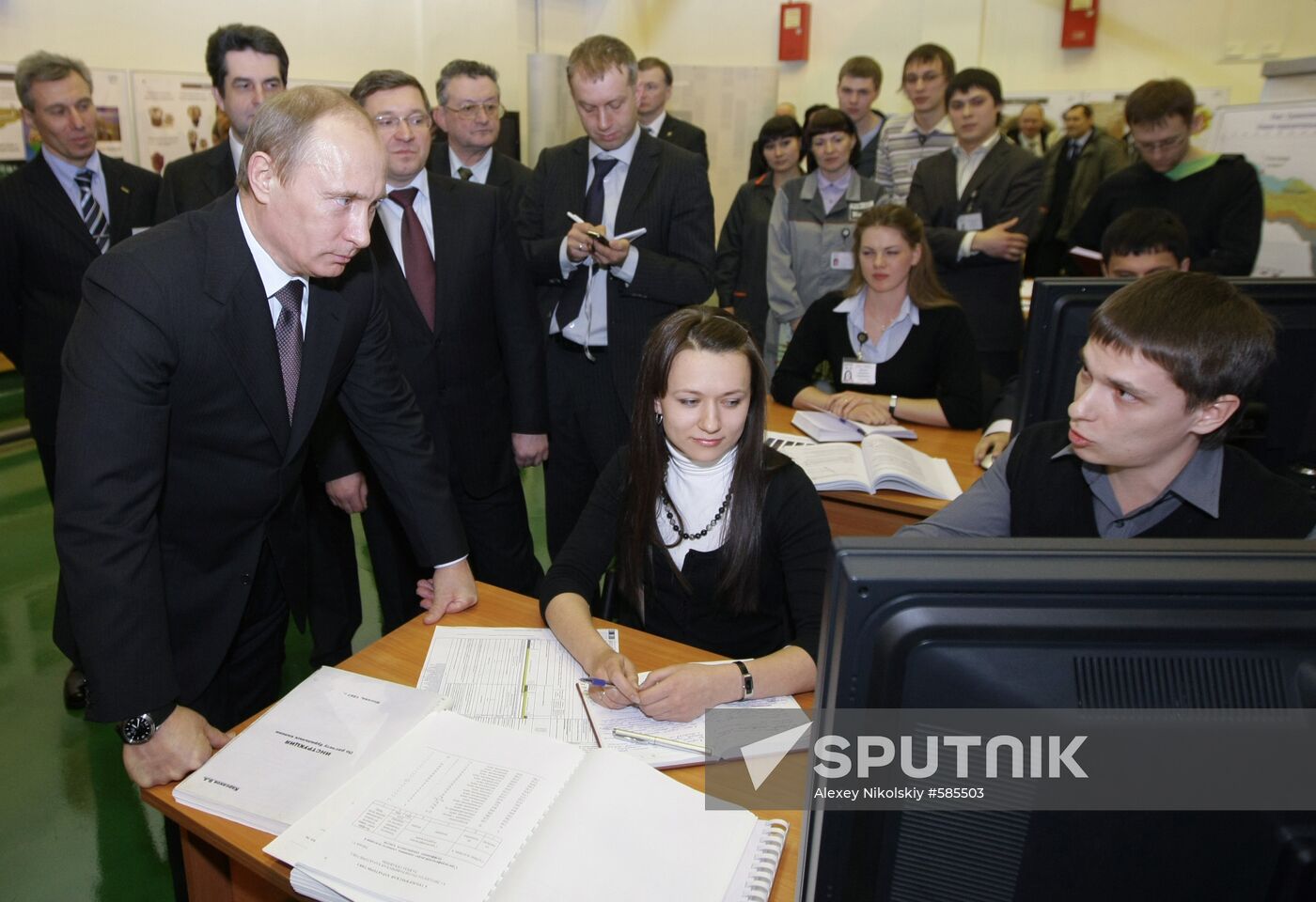 Vladimir Putin visits Tyumen Oil Research Center