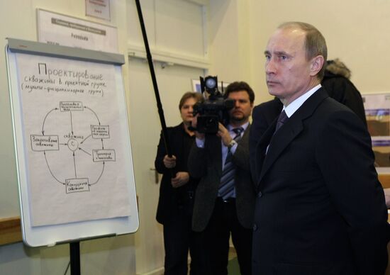 Vladimir Putin visits Tyumen Oil Research Center