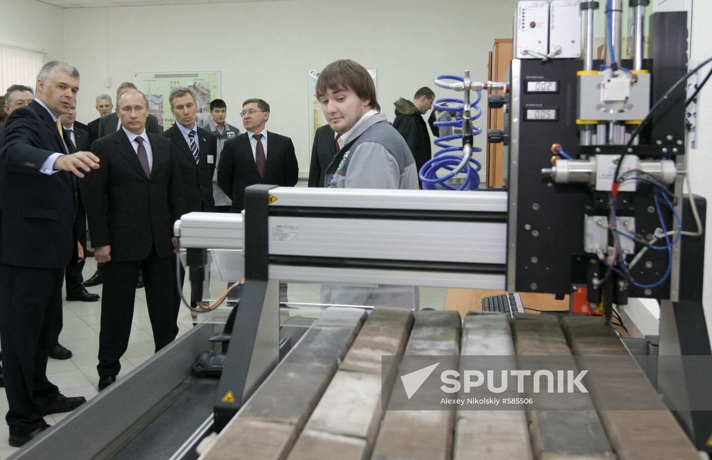 Vladimir Putin visits Tyumen Oil Research Center