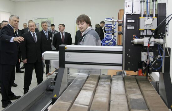 Vladimir Putin visits Tyumen Oil Research Center