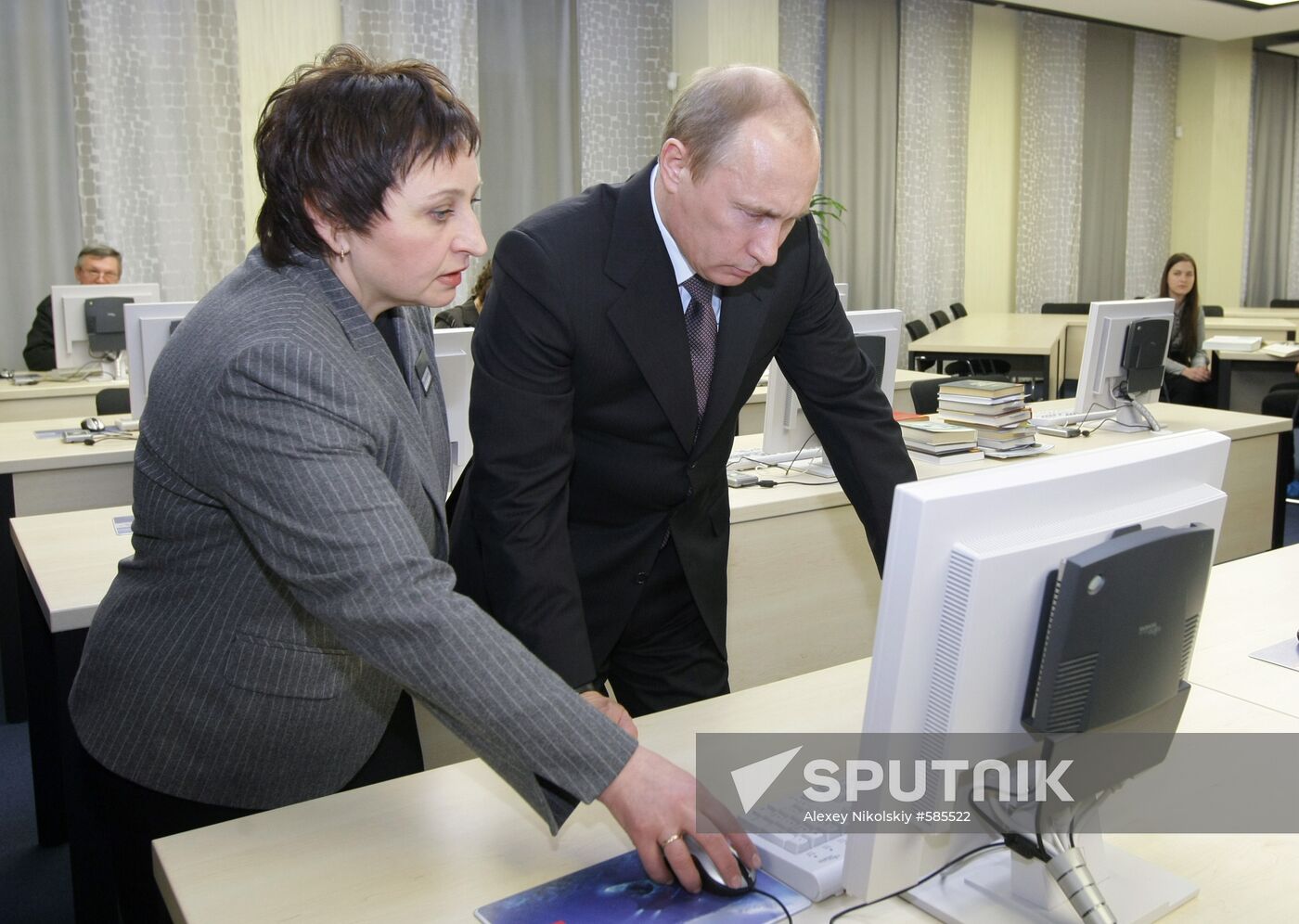 Vladimir Putin visits Tyumen Research Library