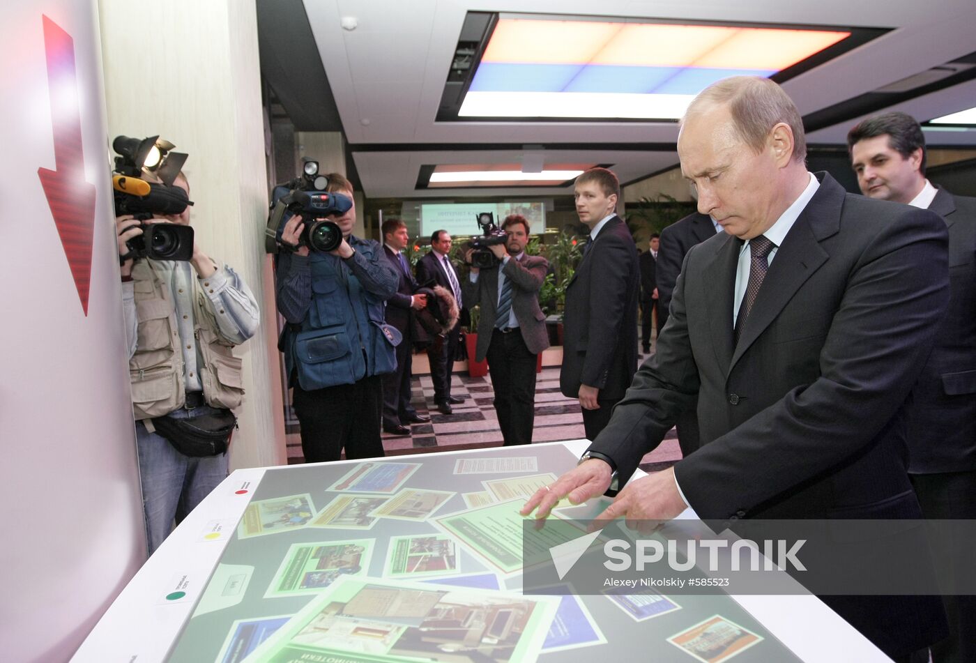 Vladimir Putin visits Tyumen Research Library