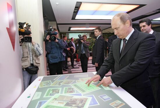 Vladimir Putin visits Tyumen Research Library