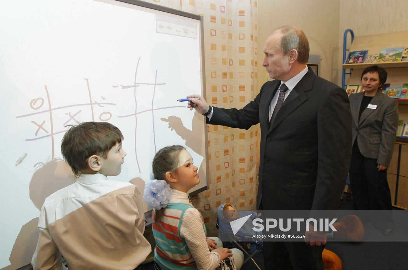 Vladimir Putin visits Tyumen Research Library