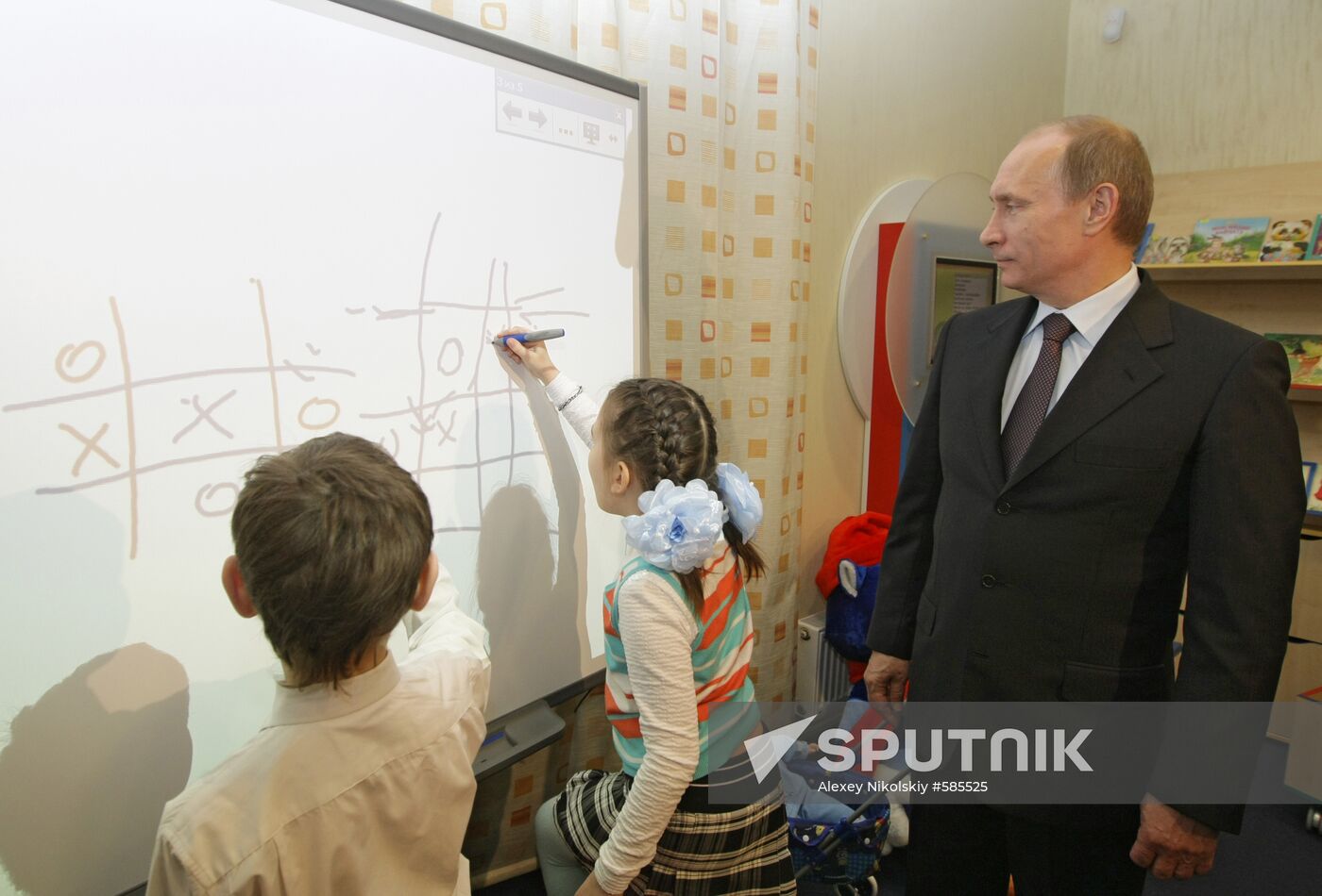 Vladimir Putin visits Tyumen Research Library