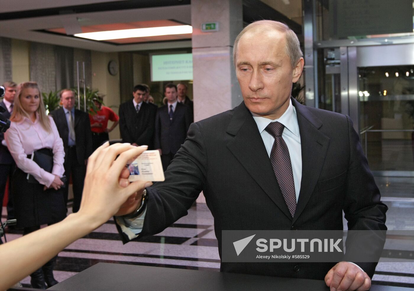 Vladimir Putin visits Tyumen Research Library