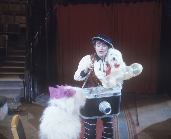 Clown Yevgeny Maykhrovsky with four-legged artists