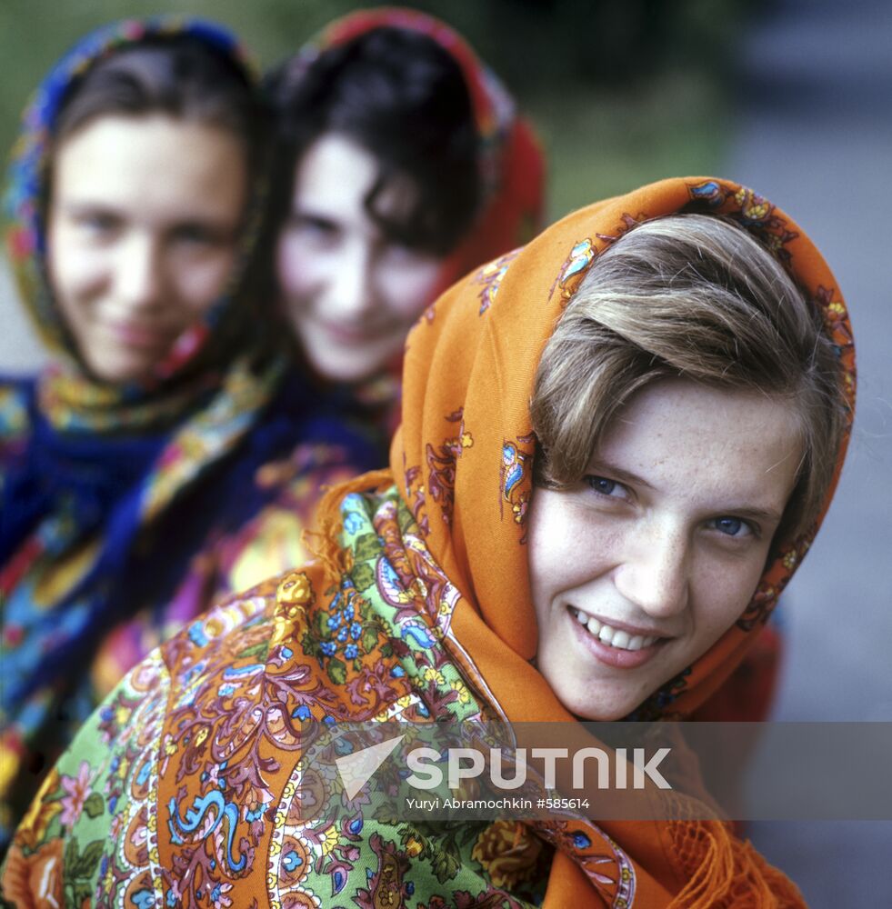 Girls in Pavlovsky Posad shawls