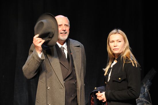 Media preview of "La Pain Dur" at L'ATALANTE Theatre