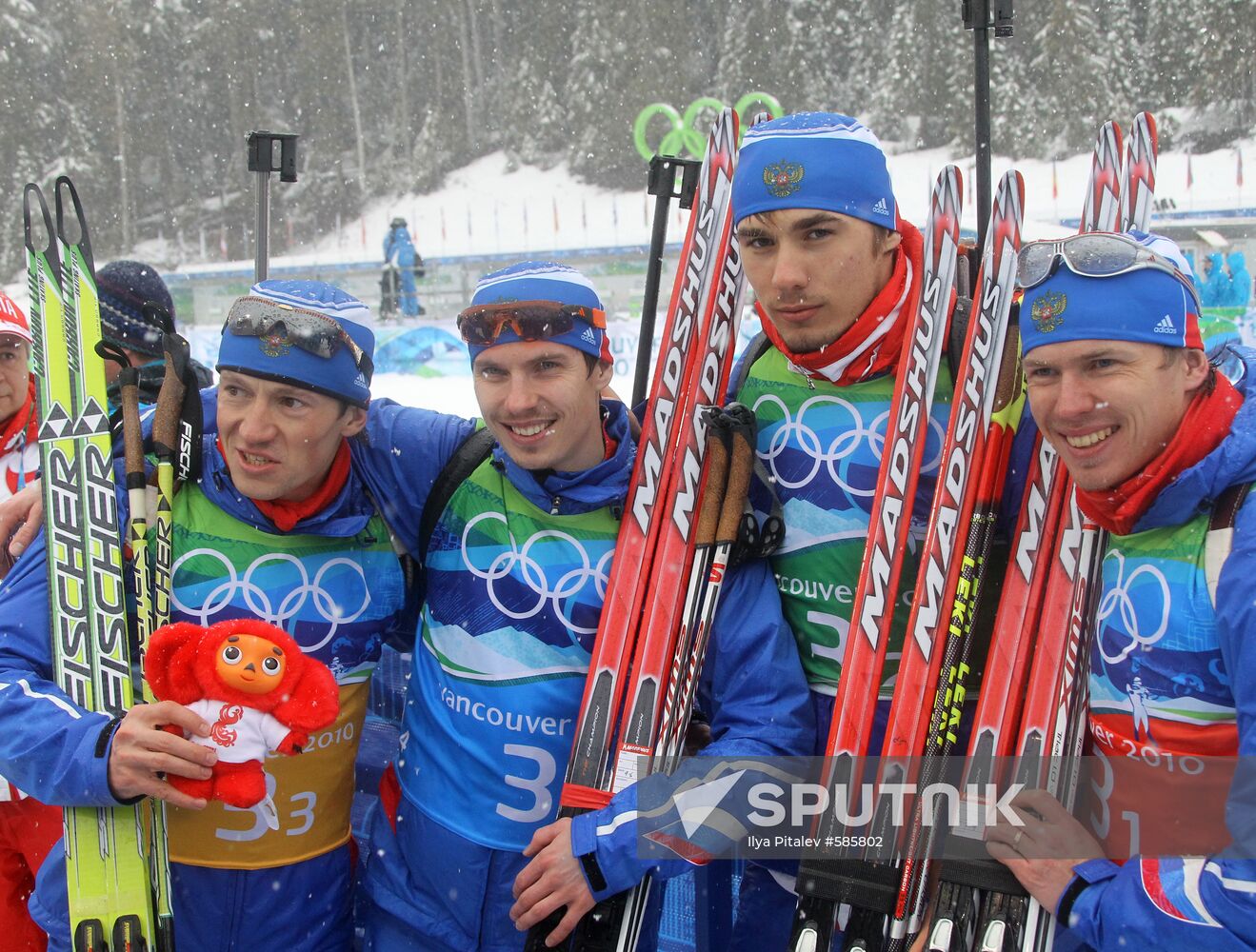 Russian biathletes win bonze in men's relay