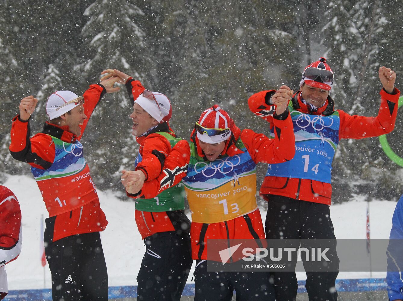 Norwegian biathletes win gold in men's relay
