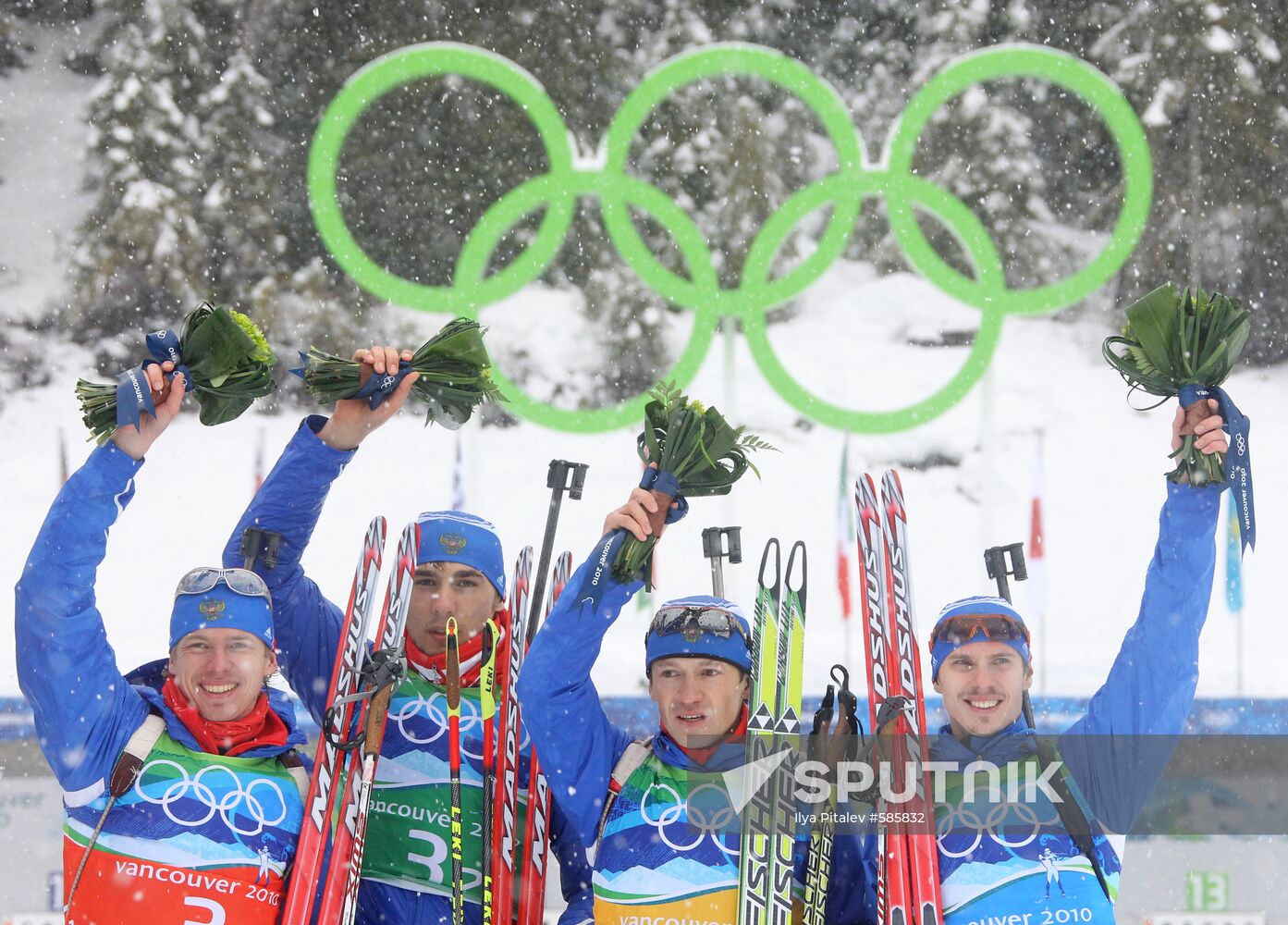 Russian biathletes win bonze in men's relay
