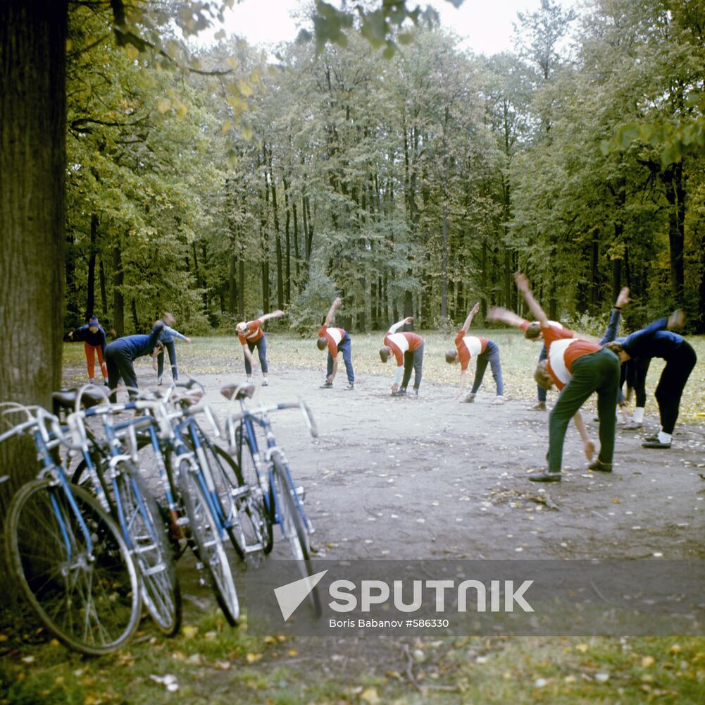 Workers at Serp i Molot Plant during cycling practice