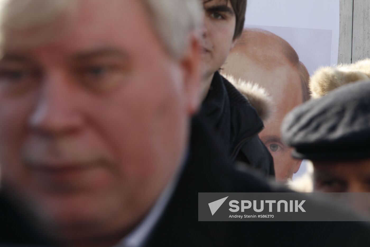 Lawyer Anatoly Kucherena visits Rechnik village