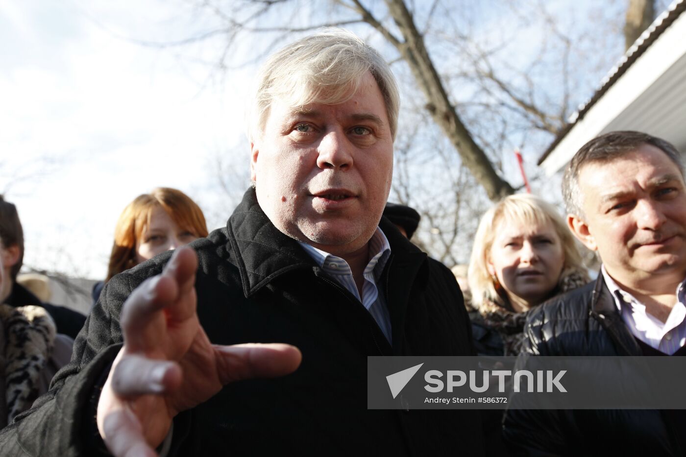 Lawyer Anatoly Kucherena visits Rechnik village