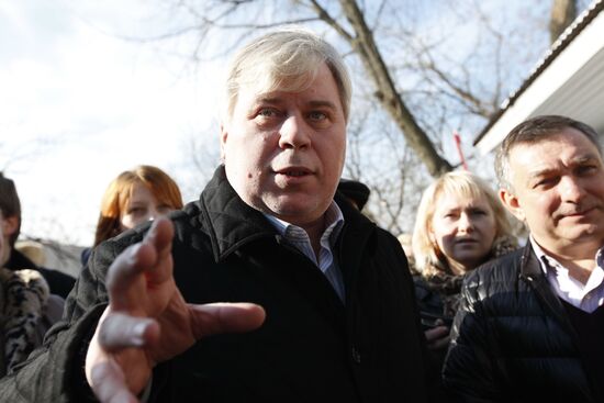 Lawyer Anatoly Kucherena visits Rechnik village