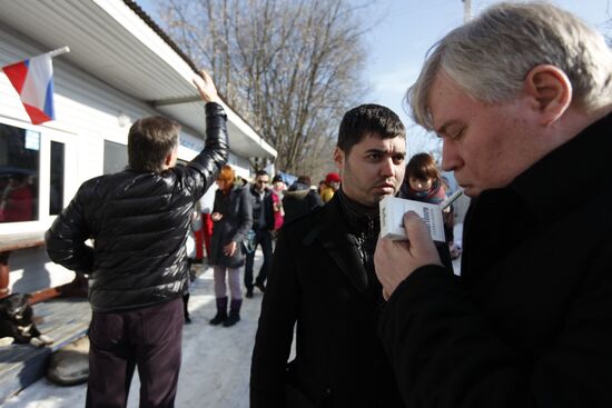 Lawyer Anatoly Kucherena visits Rechnik village