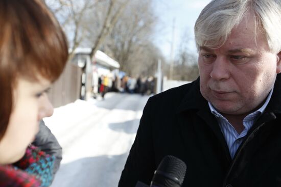 Lawyer Anatoly Kucherena visits Rechnik village