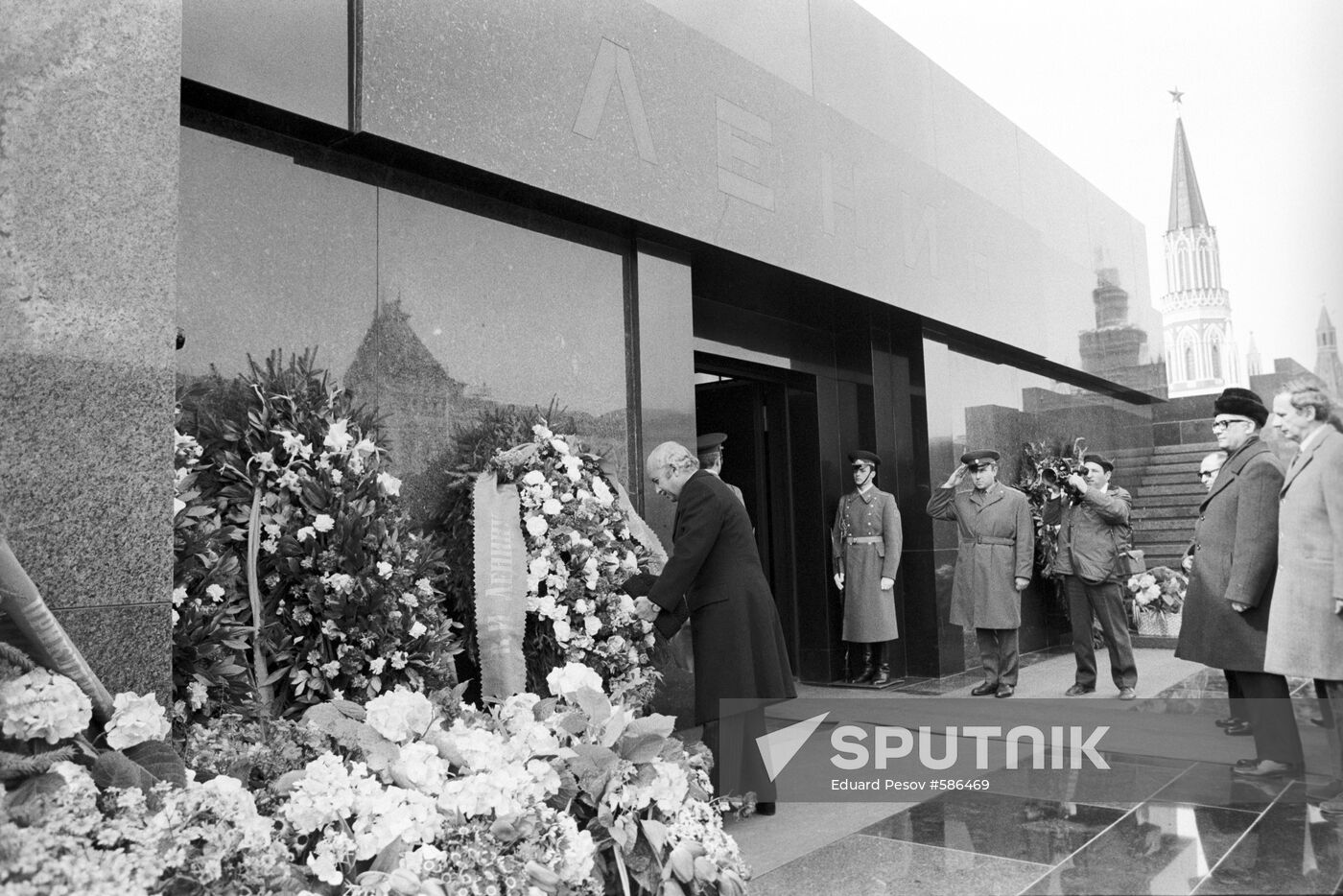 Ismail Fahmi laying wreath at Lenin's Mausoleum