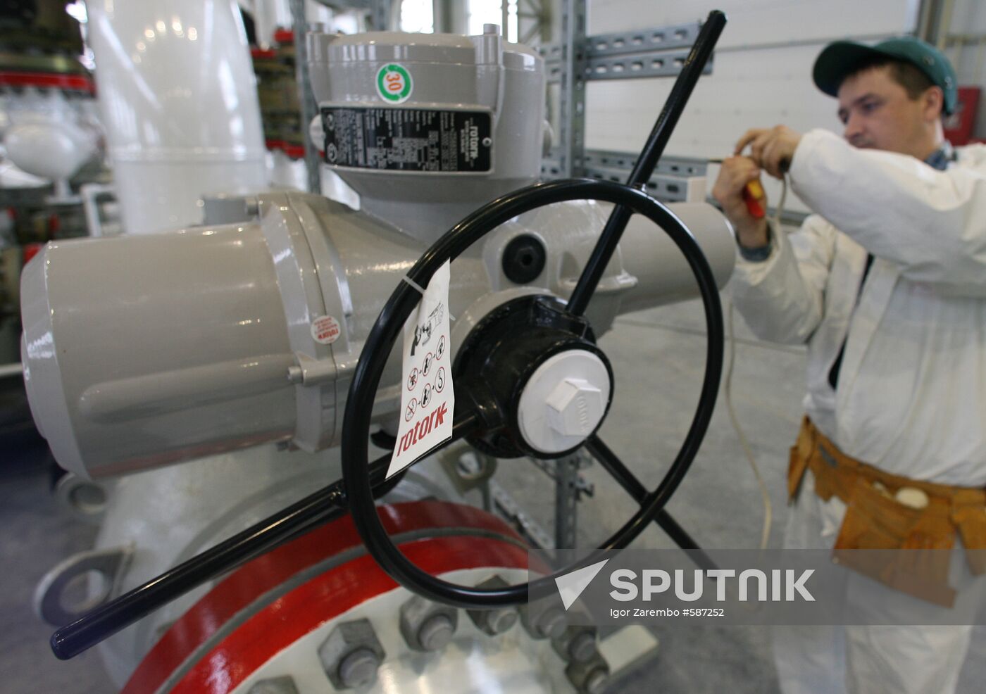 Adjustment works in oil controlling unit
