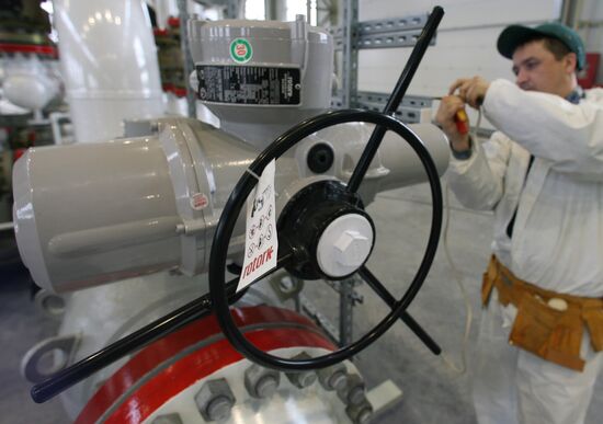 Adjustment works in oil controlling unit