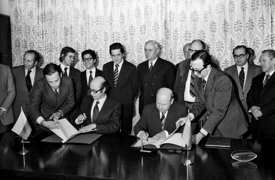 Signing Soviet-Colombian agreement