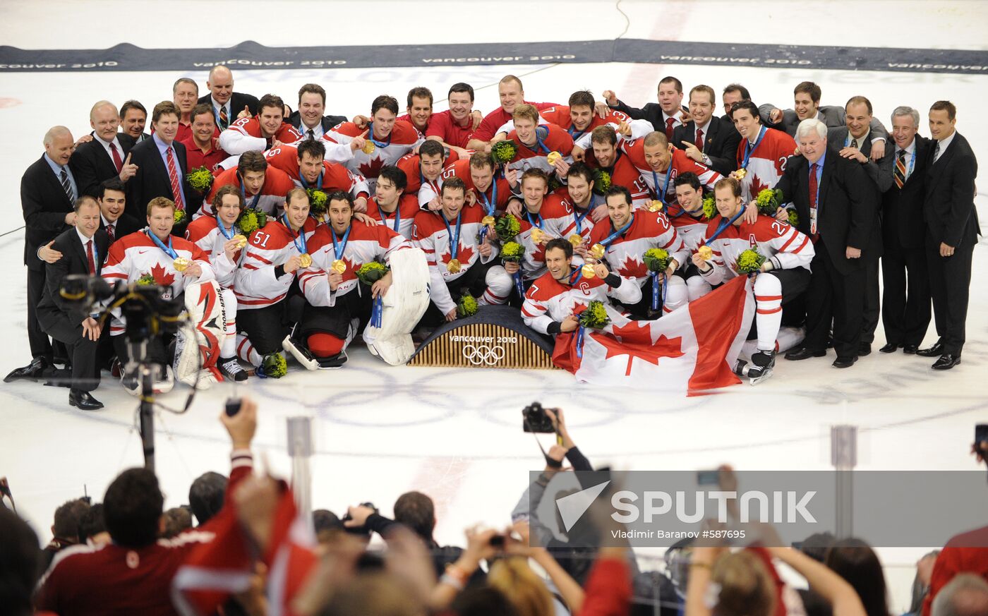 Canadian ice hockey team wins gold