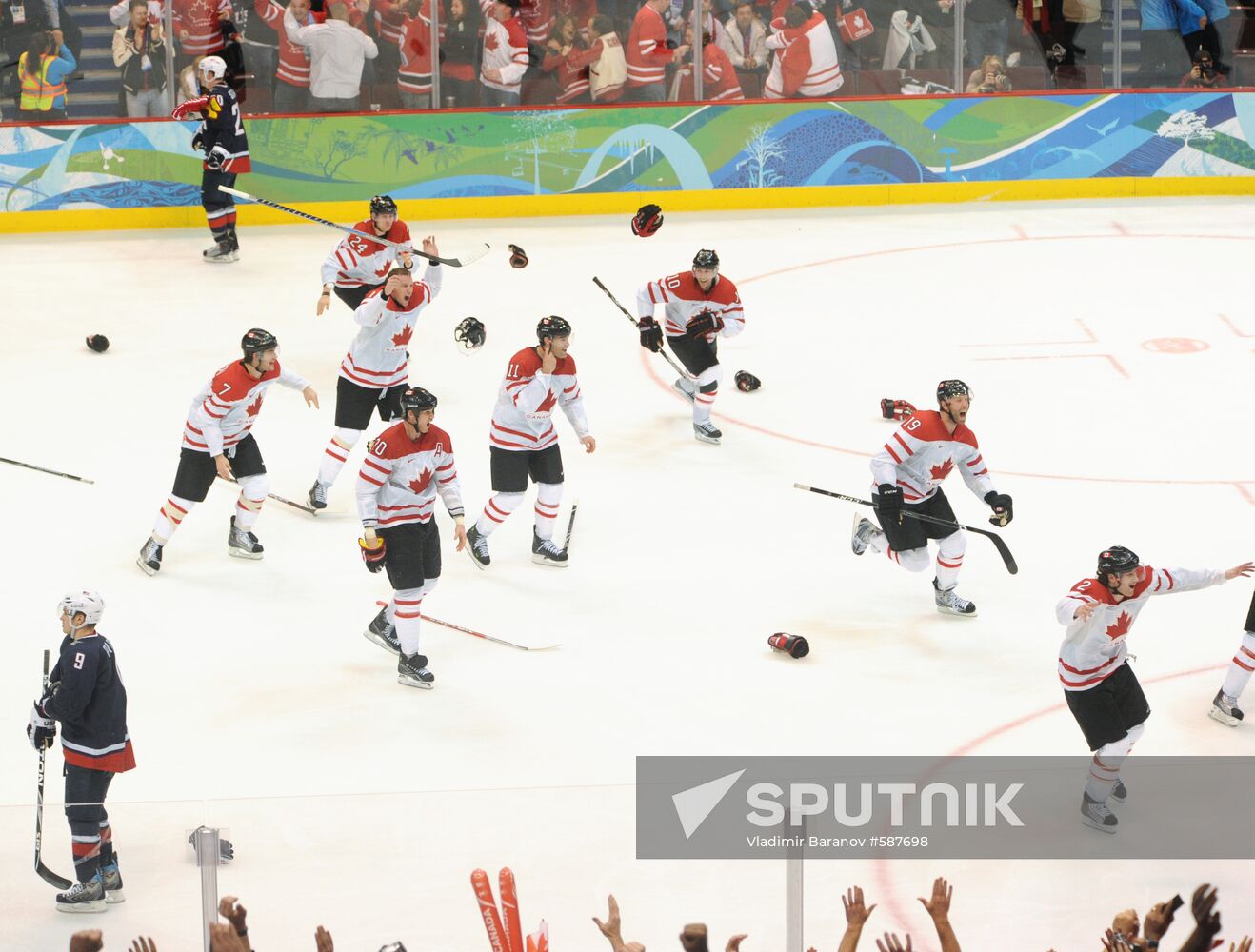 Canadian ice hockey team wins gold