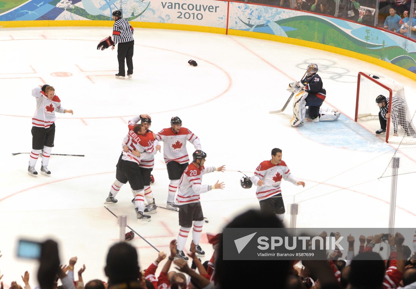 Canadian ice hockey team wins gold